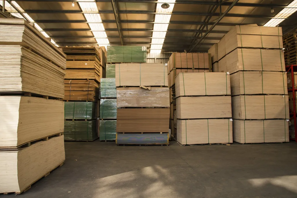 Kho ván ép và ván công nghiệp Điệp Dương xếp trên pallet
